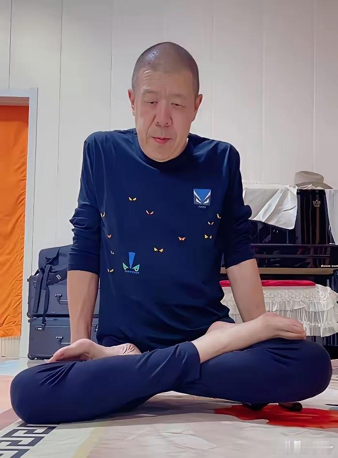 医生再三劝阻戒酒保命，他依旧顿顿豪饮两瓶白酒。演员秦卫东长期酗酒，暴瘦90斤 