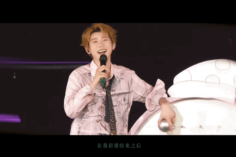 王源演唱会人生镜头有了从少年走到如今独撑大型体育场，漫长的时光都藏在这一幕里，不