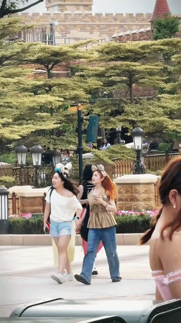 李兰迪被路人拍，就感觉还好吧，没有那么惊艳，也不是很出众，好像在任何一个游乐场都