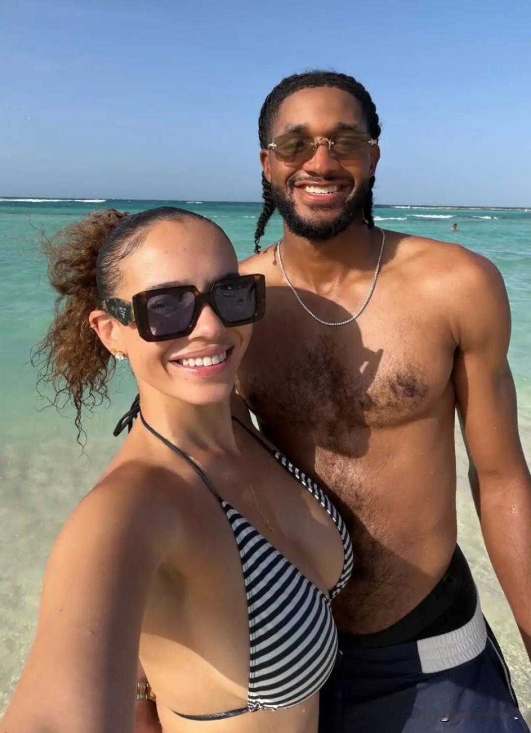 太甜蜜了！以赛亚·乔晒海边甜蜜合照，转会活塞迎来生涯新阶段！
近日，NBA球员以