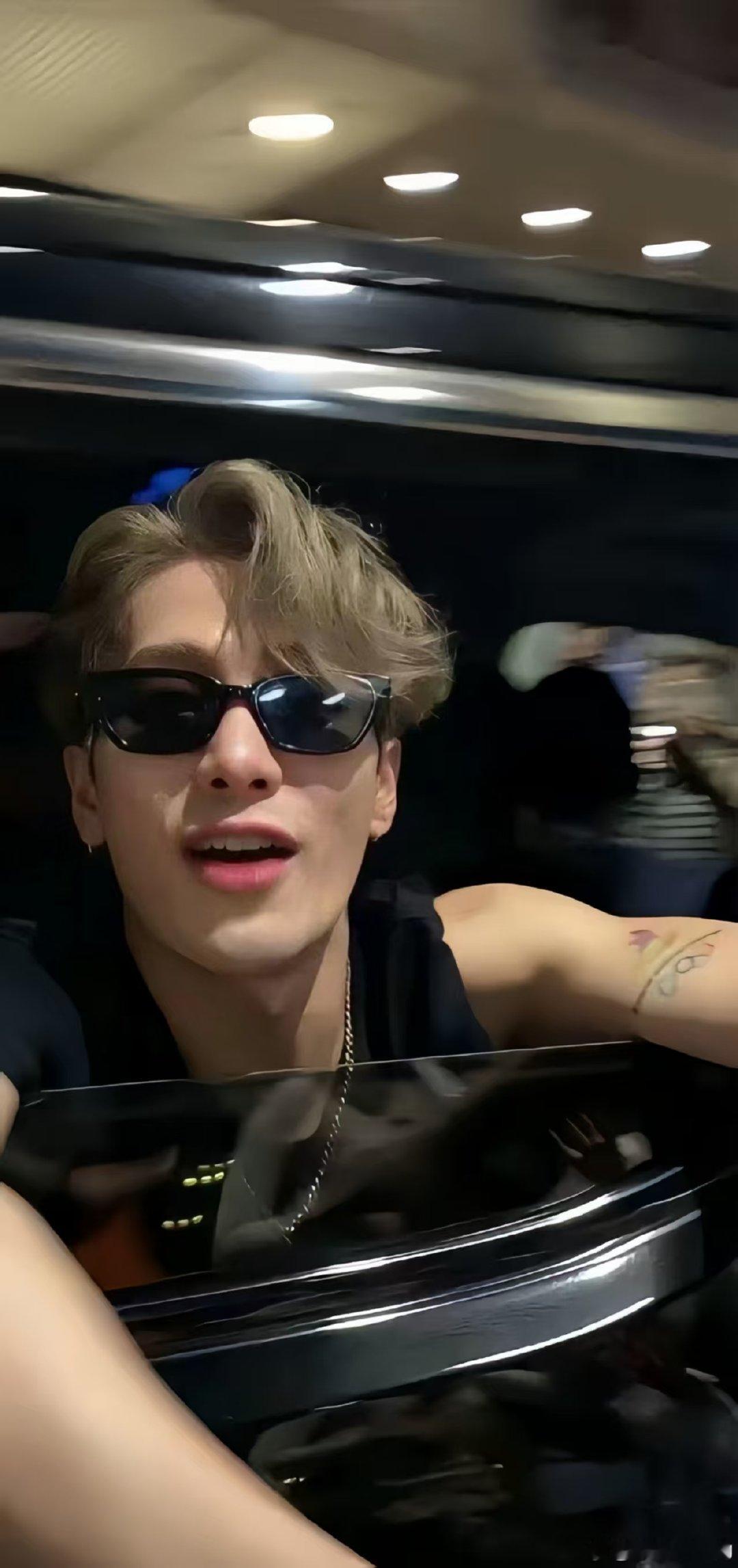 王嘉尔陶喆 莫名的关系网 陶喆演唱会上，Team Wang印花成了“暗号”，隔空