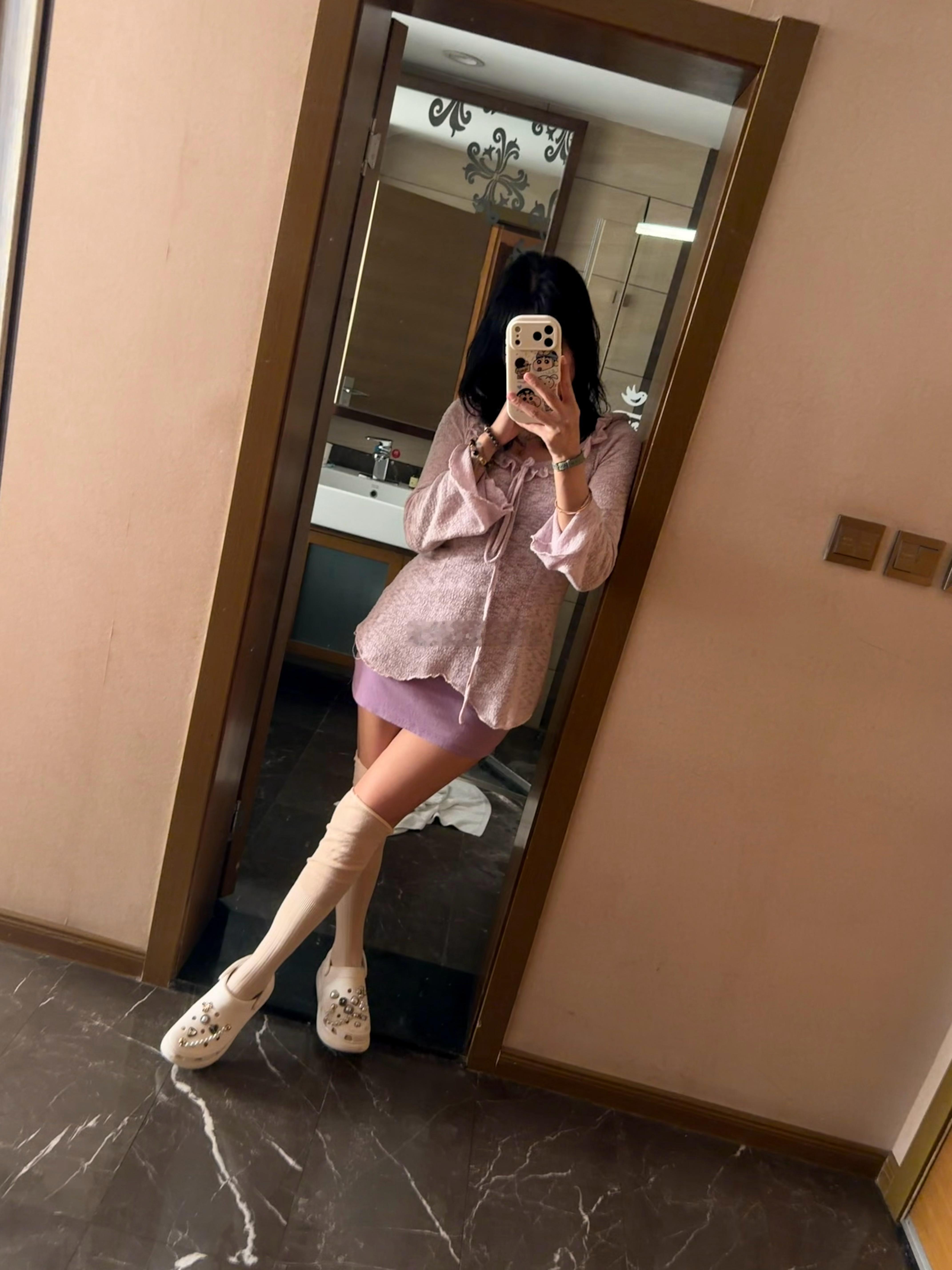 他不让我穿这么短的裙子出门 说会走光