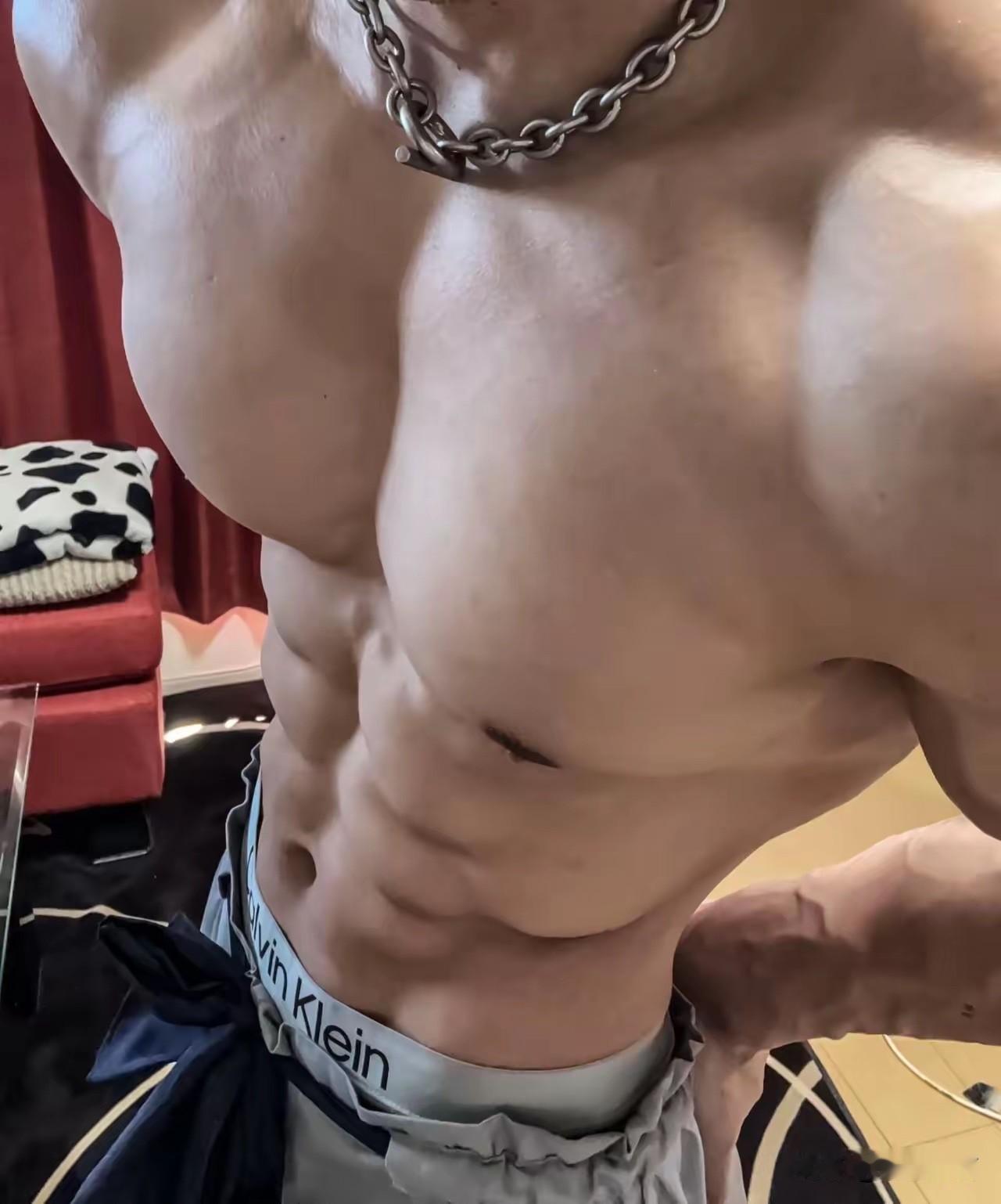 看着腹肌的线条谁不会动心❤️魅力是人家的，自己不如去争取到手。
男生有好看的腹肌