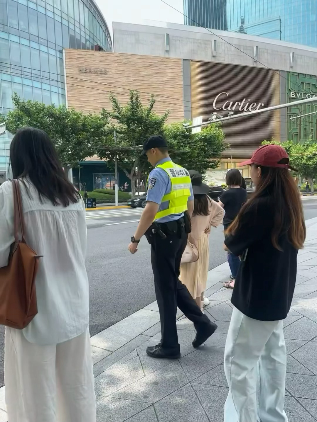 网友拍的上海交警👮