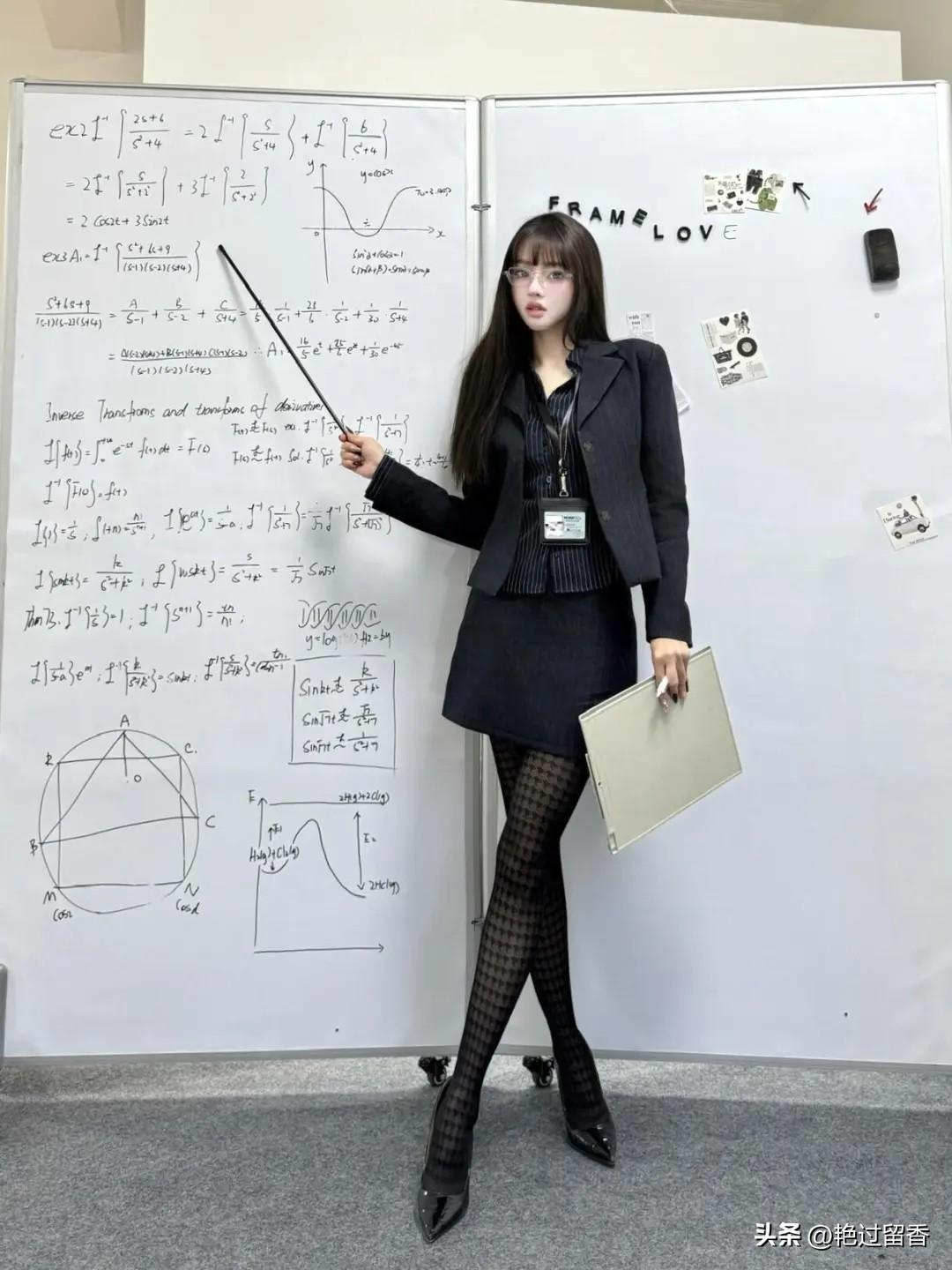 职场萌妹，白板上的数学公式与时尚穿搭完美结合！📚✨