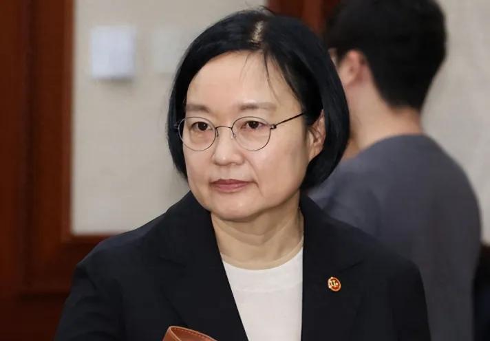 韩国政坛彻底变天了。李在明刚在地方选举大获全胜，转手就扔出一枚重磅炸弹。长达19