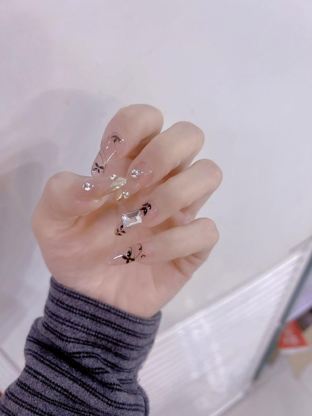 精致美甲，闪耀的宝石与优雅的线条完美结合，尽显优雅与时尚。