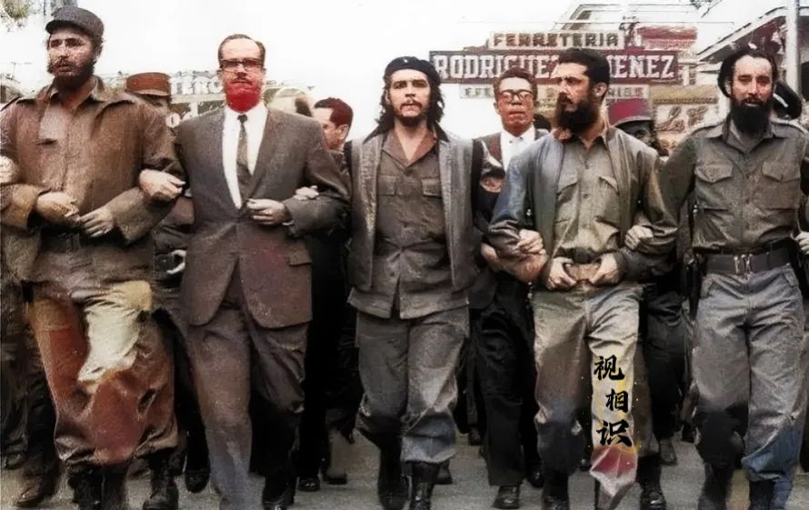 1959年，古巴革命审理后欧，卡斯特罗、切格瓦拉等核心骨干手挽手，走在哈瓦那街头...