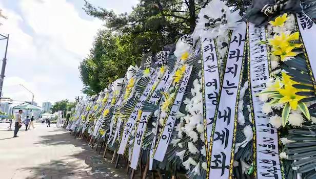 韩国国会前摆满“吊唁花圈”！血亏的散户集体抗议，“废除三星海力士杠杆ETF”！
