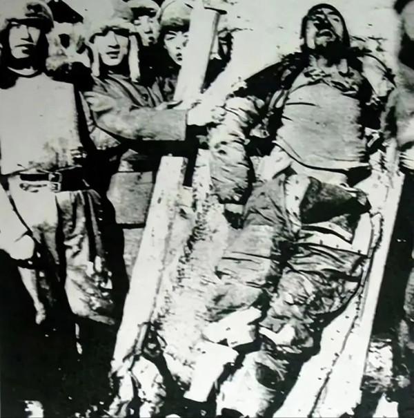 他出身富贵却为红军卖光家财，战至一人仍不退，任酷刑加身而牺牲
 
这位铁骨铮铮的