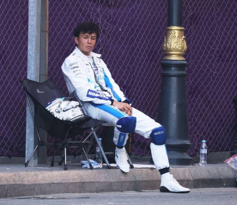 F1[超话]2026F1阿塞拜疆大奖赛 退赛后坐在赛道边的阿尔本 ​​​