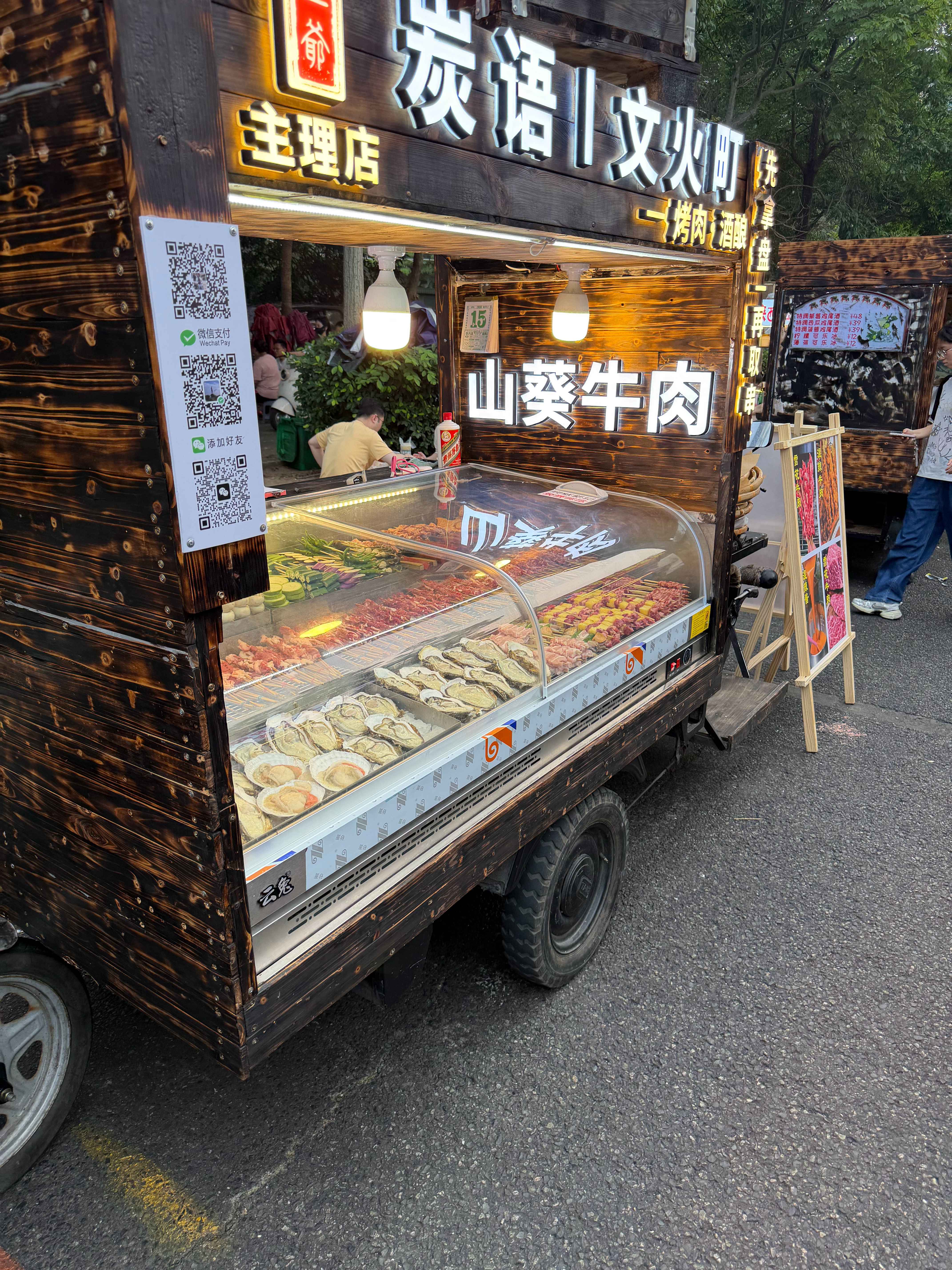 公司走路100米就是一个夜市，啥吃的都有，可是来这边吃的同事，却几乎没有，他们却