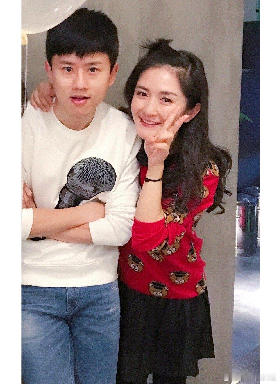 #张杰谢娜临时公开恋情的原因#张杰和谢娜公开恋情的原因可能并不是单纯的。他们的感