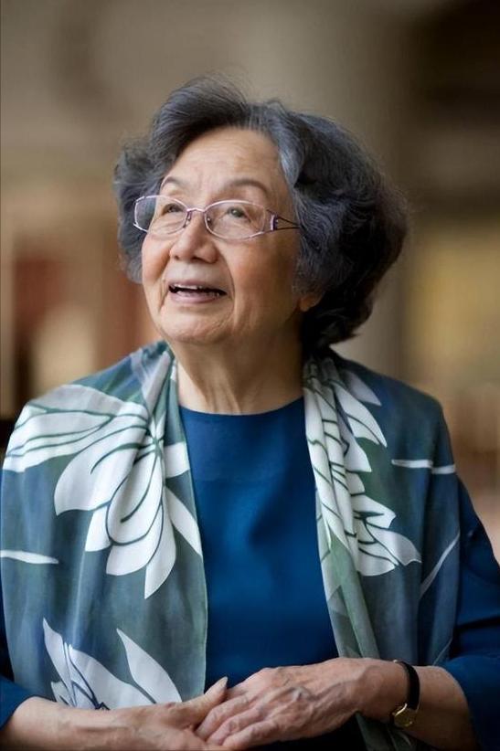 古诗词专家，叶嘉莹，接受董卿采访，她说，小时候，大家都去玩，就我窝在家里，读诗词