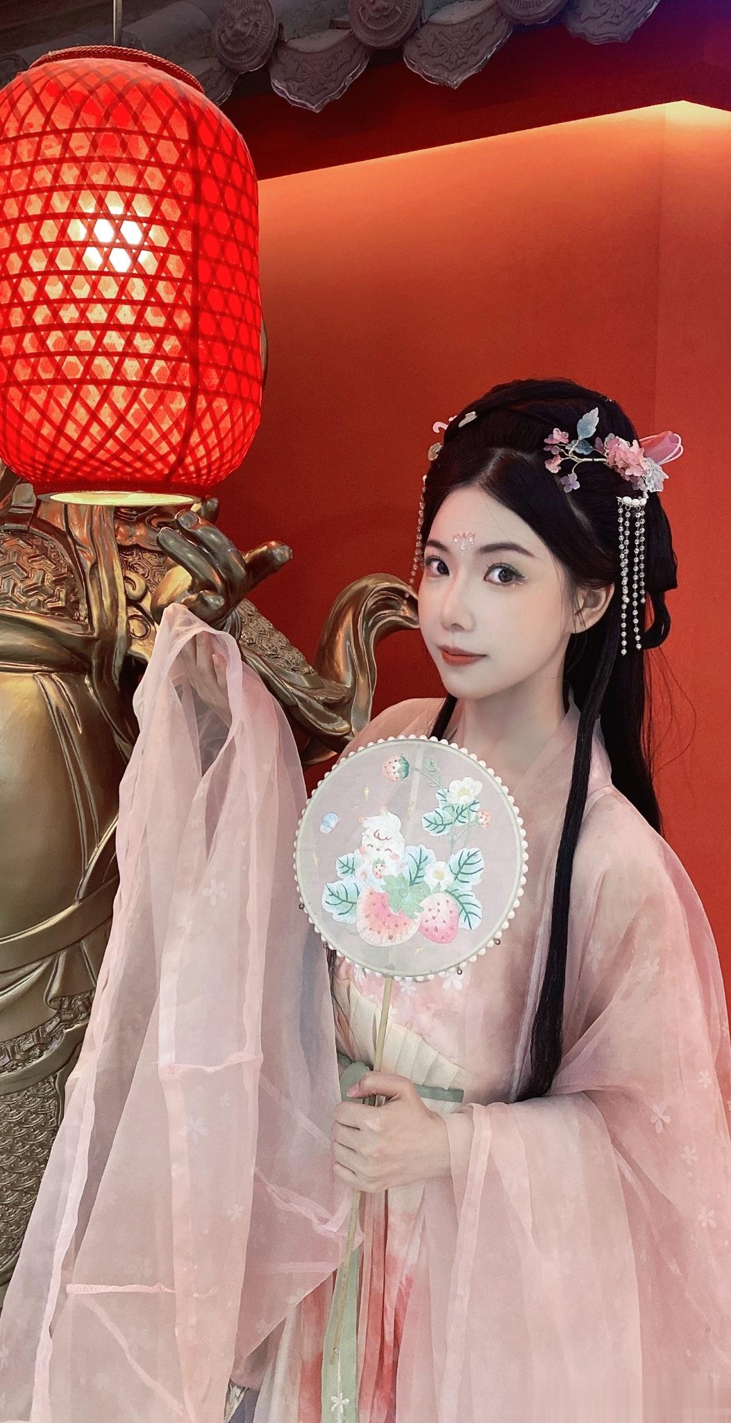 花几十块拍的是没人给修图的 怎么看都有点不好看…… ​​​