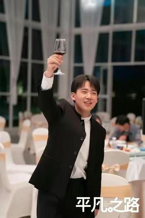 2022年，筹拍《平凡之路》时，导演一开始找来张若昀演主角潘岩，却总觉得不对劲，