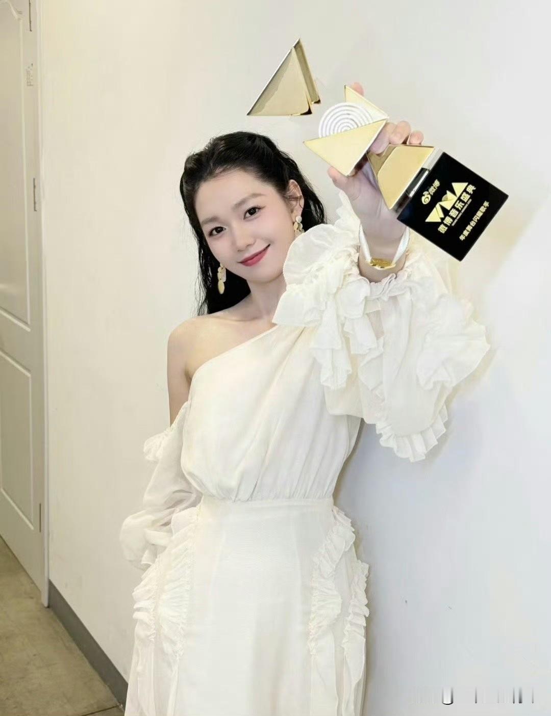 章子怡没想到，赵丽颖没想到，杨幂没想到，网友们更加想不到，金鸡奖居然提名一个选秀