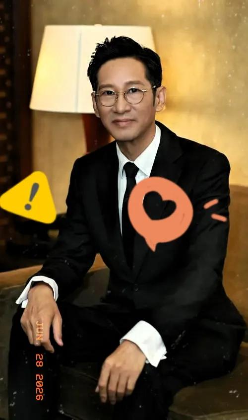 看到王劲松这段采访，心里五味杂陈。

五十八岁，未婚无子，出门骑单车，买菜拎布袋
