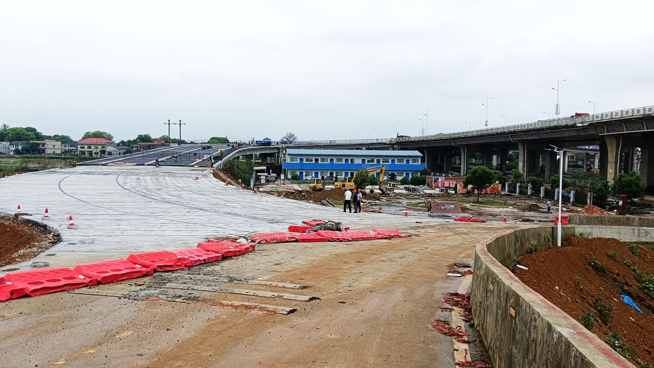 杨梅洲全岛全封闭施工，连杨梅洲小桥进口都封了。
一个好消息是，杨梅洲大桥匝道即将