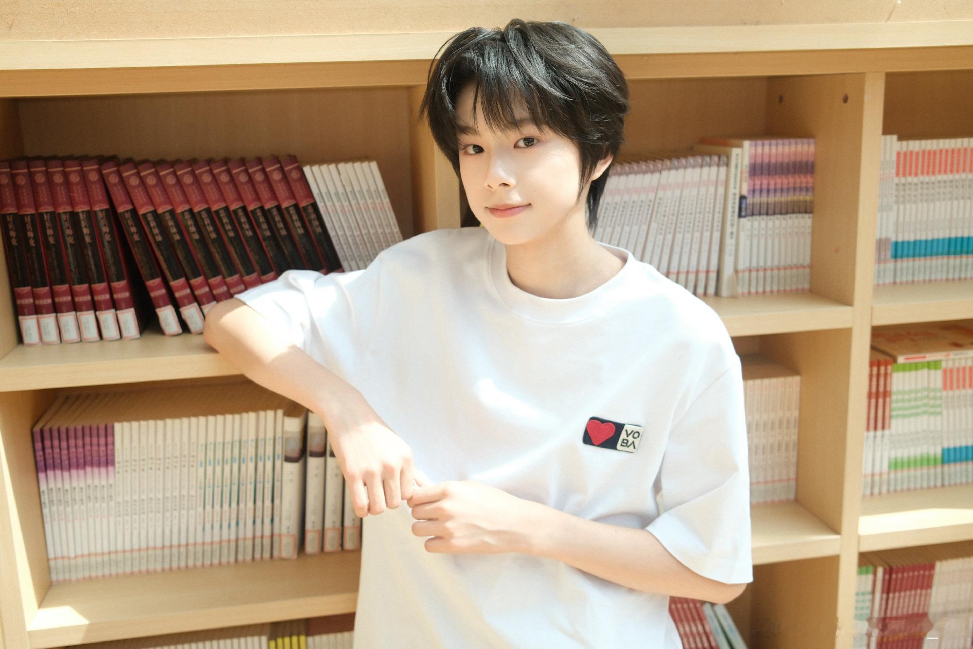 陈思罕清爽少年感自带干净舒展的少年气场，清爽通透的气质格外动人 