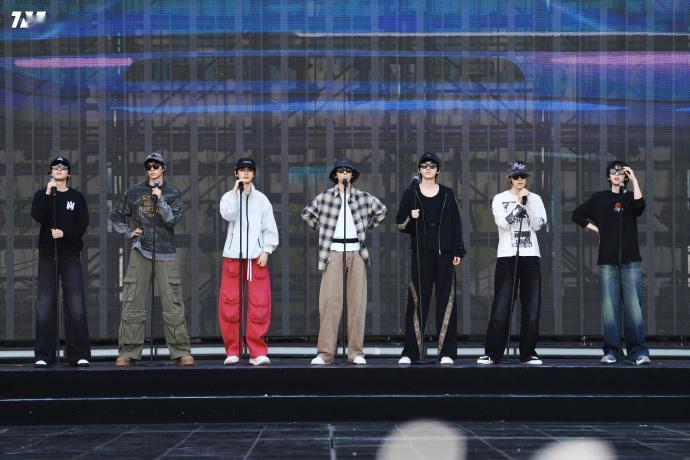 时代少年团新年音乐会的彩排时刻时代少年团话筒举起传递相聚的意义 时代少年团新年音