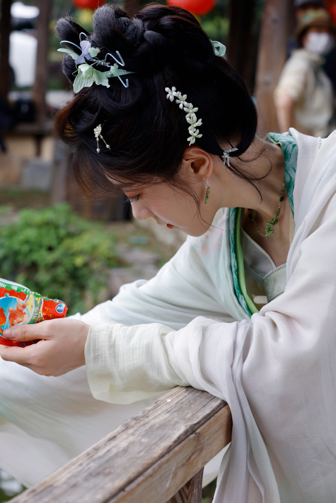 赵今麦一念入江南莲步轻移赵今麦撑伞神图有了赵今麦撑伞神图有了，赵今麦一念入江南莲