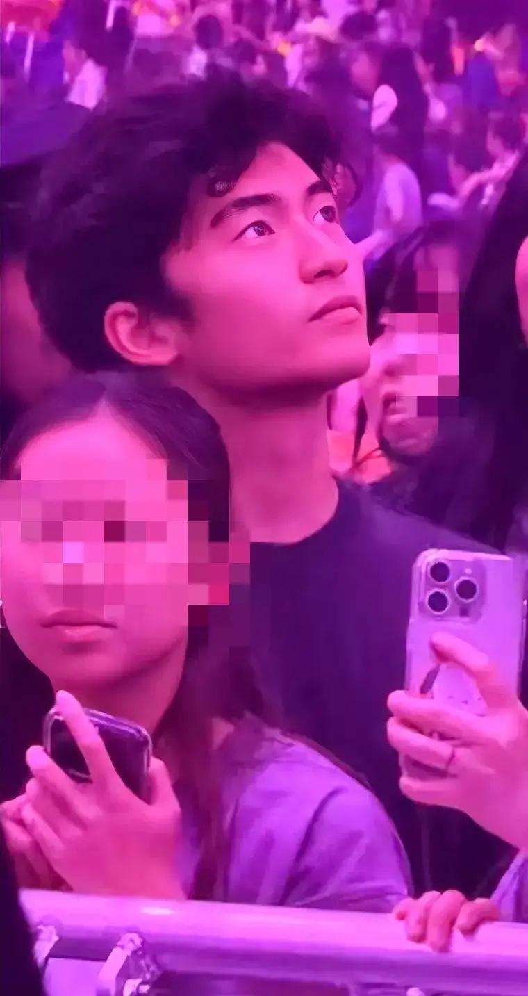 谢霆锋的基因这次赢麻了！最近张柏芝大儿子Lucas的近照引发全网热议——这个17