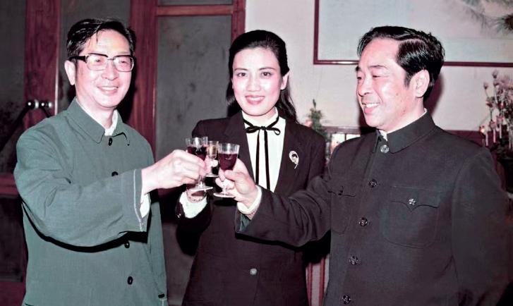 八十年代，影星李秀明到访南宁参加晚宴，与电影《甜蜜的事业》编剧周民震、时任南宁市