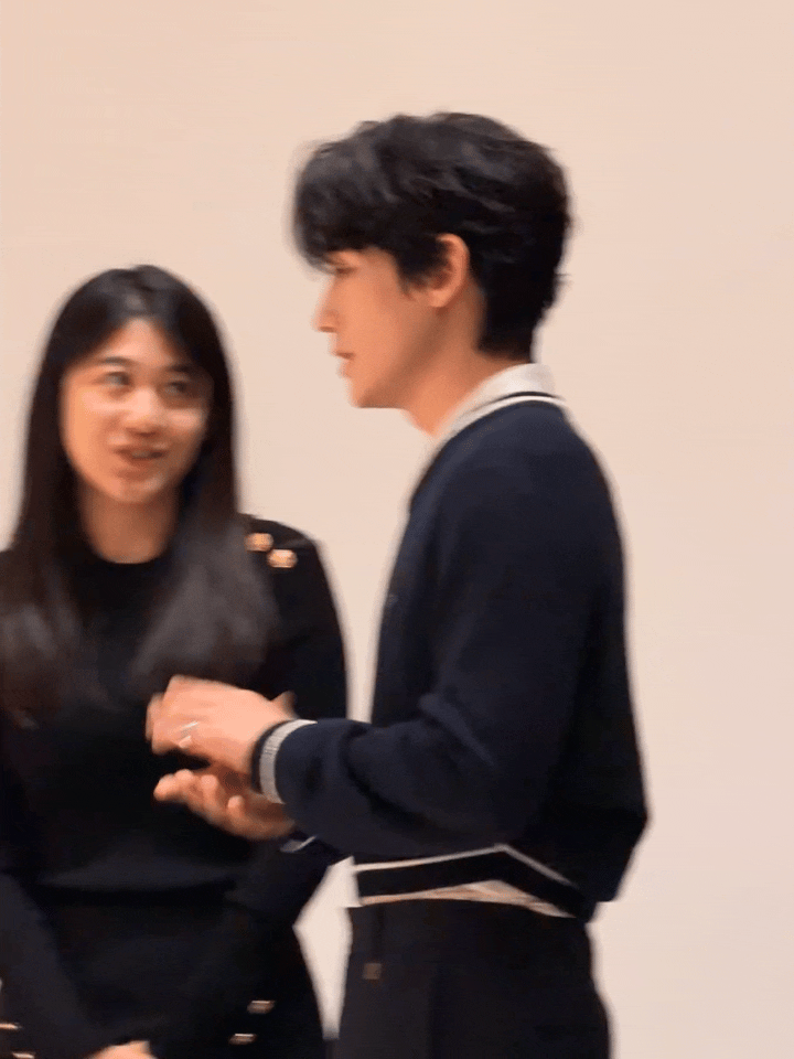 剪刀手，王子来了朱一龙朱一龙即将进组