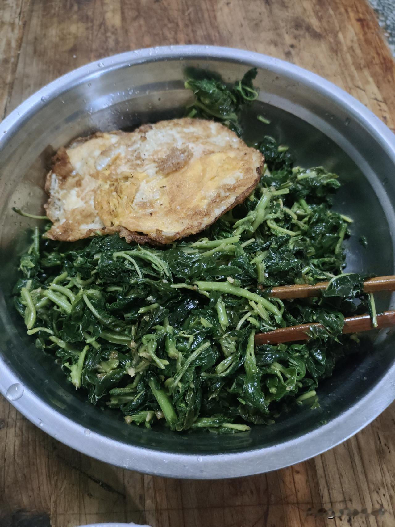 看看我这一顿饭咋样，凉拌苋菜，小麦面水，给孩子煎两鸡蛋。

又想喝面水稀饭了，夏