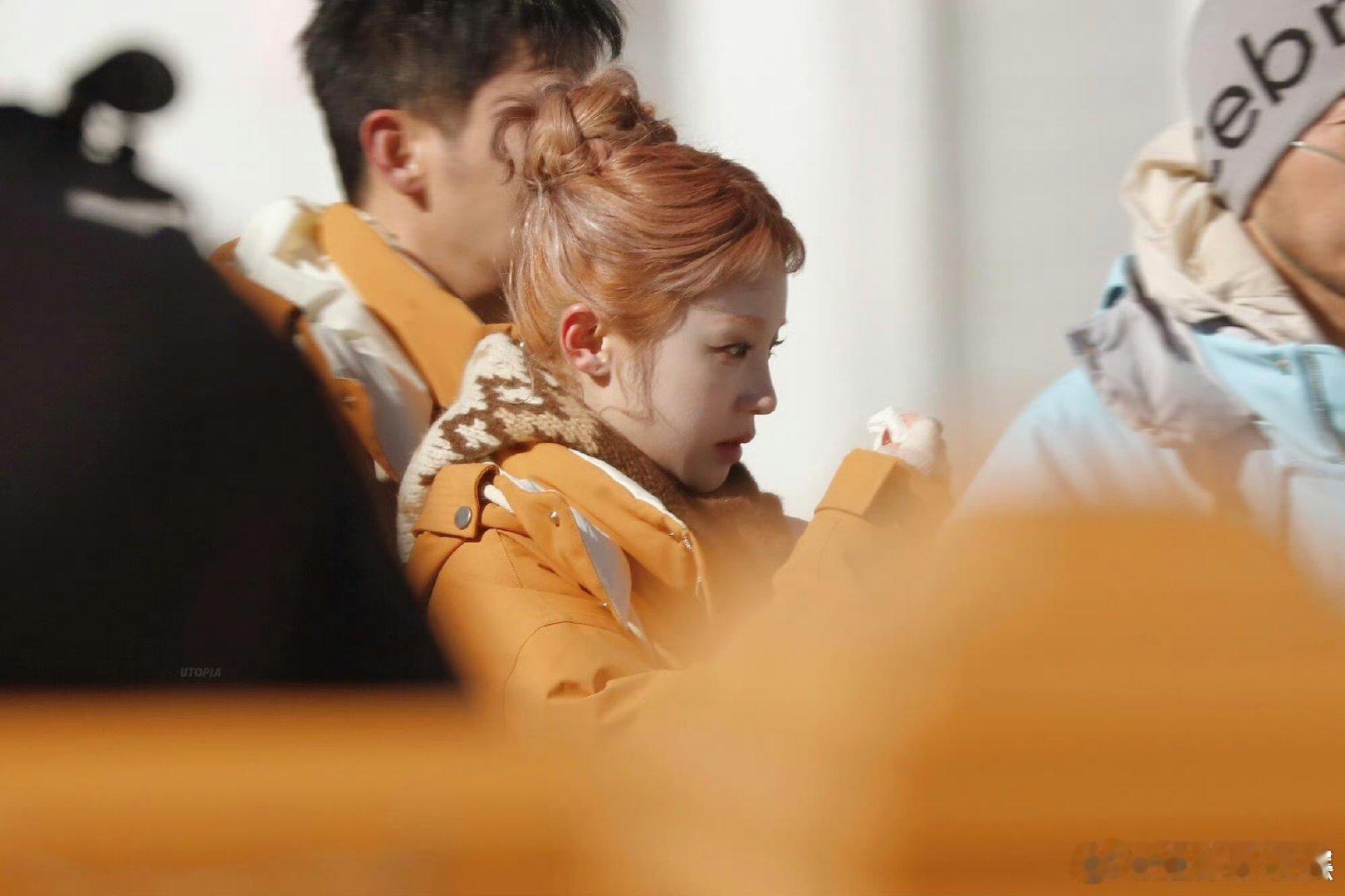 当晨光划破天际，五星红旗冉冉升起，白鹿泛红的眼眶、滑落的泪水，满是藏不住的赤诚与