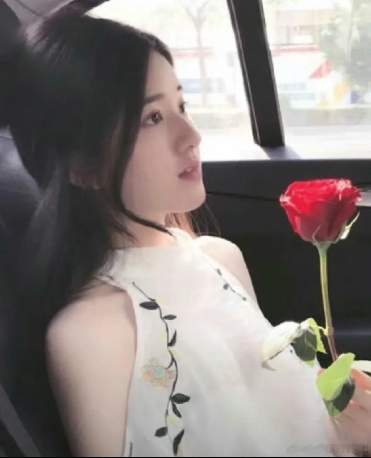 赵露思这完全就是校花水平的，早期又漂亮又自信 