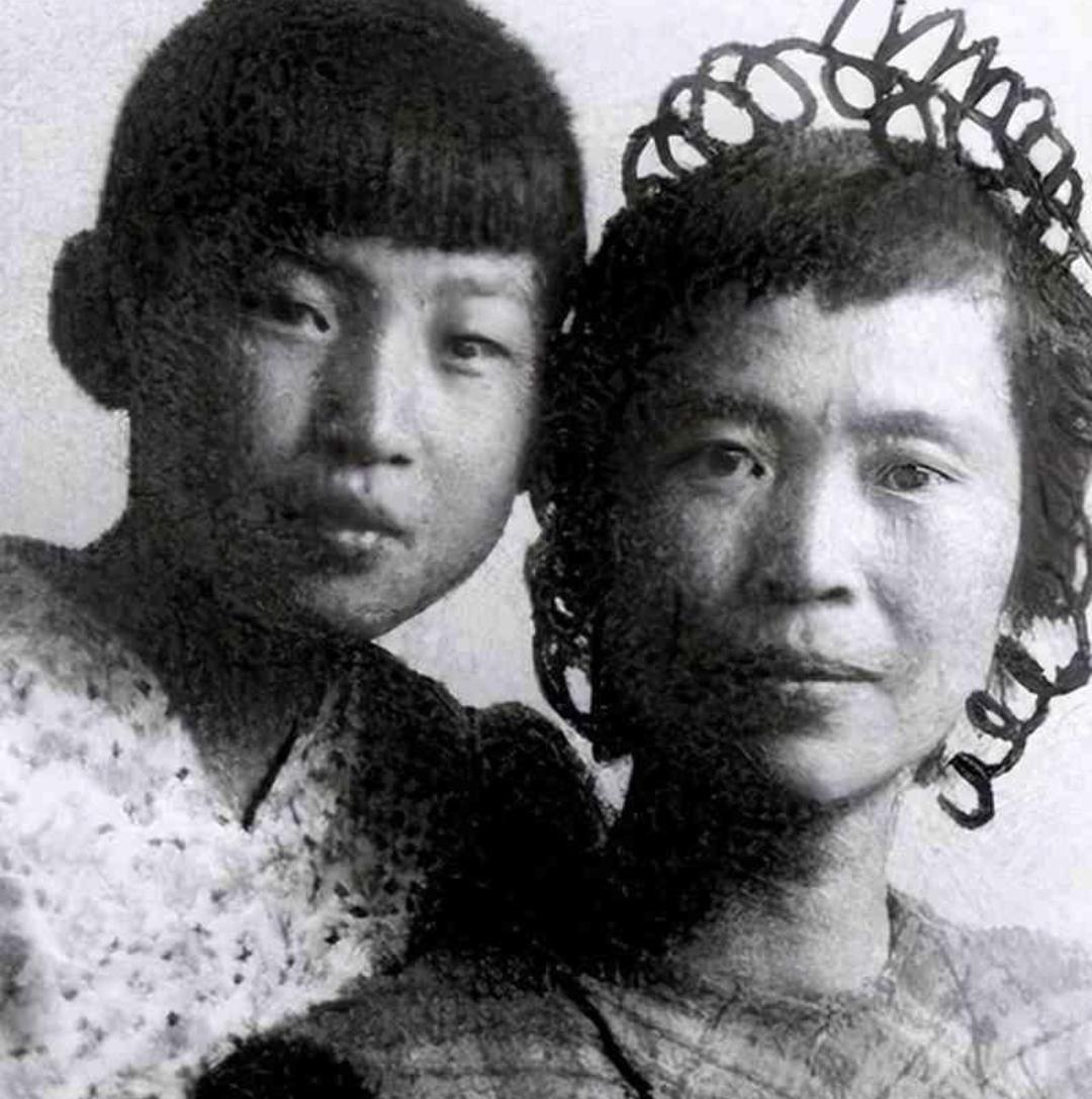 1947年，贺子珍回国后，朋友劝她再婚，当时李敏没有支持她。

1937年，贺子