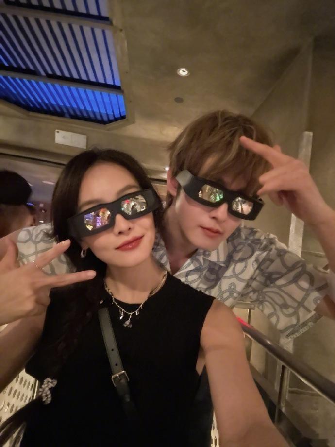 宋茜田嘉瑞穿哈利波特院服  宋茜田嘉瑞穿哈利波特院服合照真的是开启了哈利波特的魔