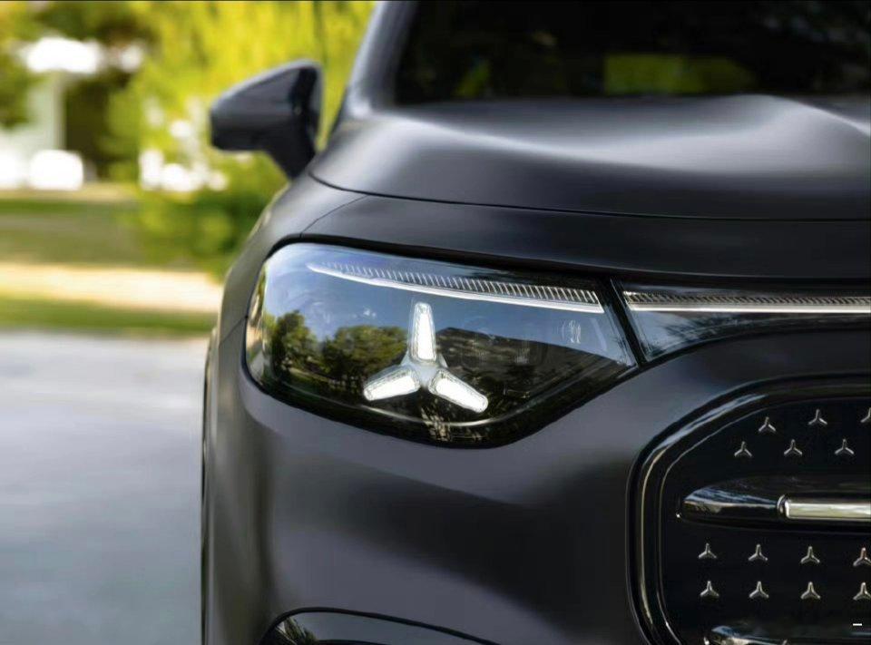 新一代奔驰GLB发布，和现款一样有5座和7座两种布局可选，首发两款纯电版本GLB