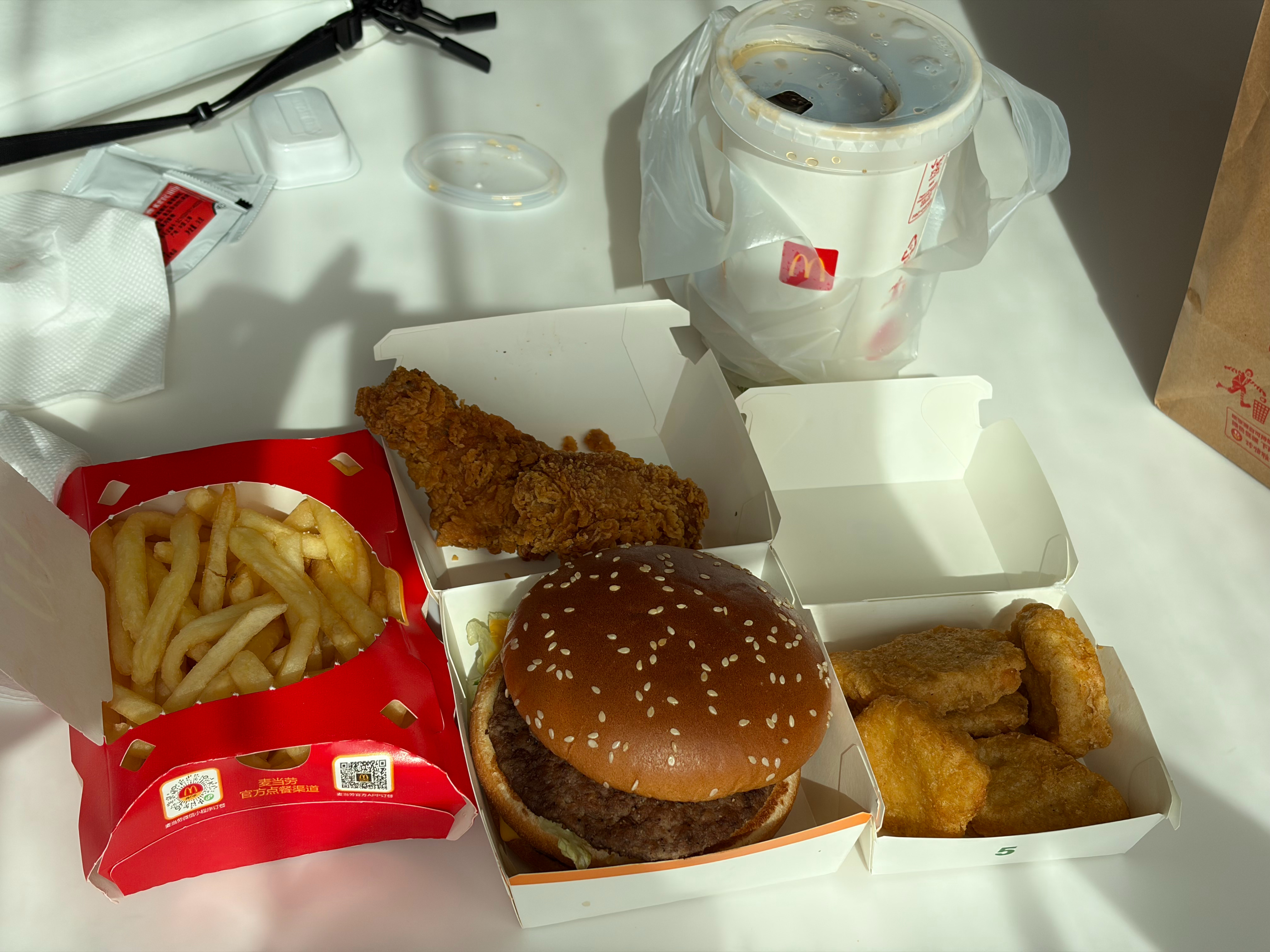 中午来一顿麦当劳五件套说实话，麦当劳是我安全餐不知道吃啥、没空想吃啥、没空吃饭、