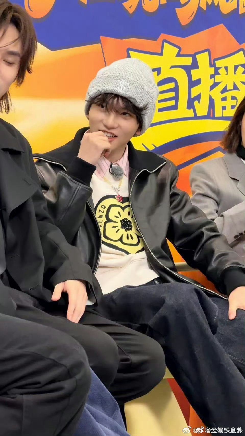 穆祉丞翘毛造型穆祉丞针织帽翘毛穆祉丞直播穆祉丞针织帽翘毛造型太可爱啦！软萌又元气