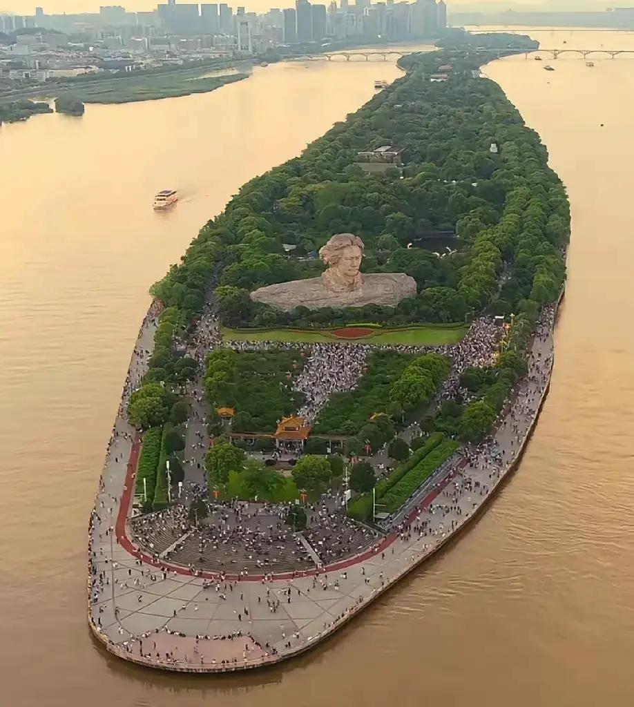橘子洲如何变身长沙流量王？烟花与红色故事背后的城市魔法

长沙的橘子洲曾经只是湘