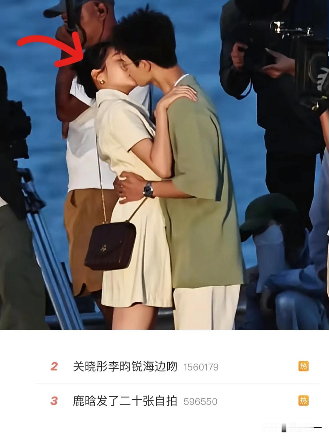 不是关晓彤、鹿晗你们俩隔着上演恨海晴天呢[捂脸]一个和李昀锐海边激吻半小时冲上热