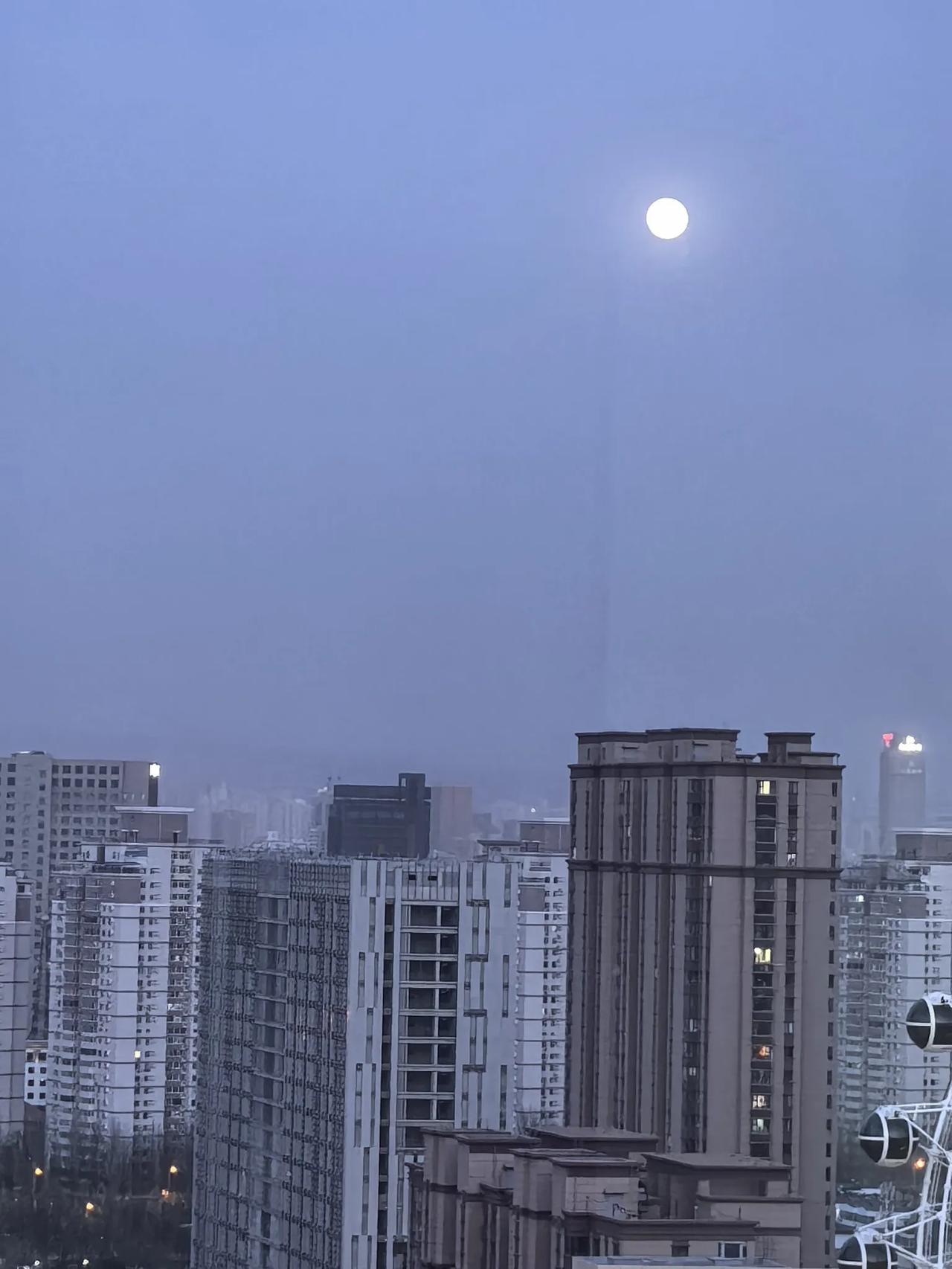 强风绕行吉祥地，
一轮明月照并州。