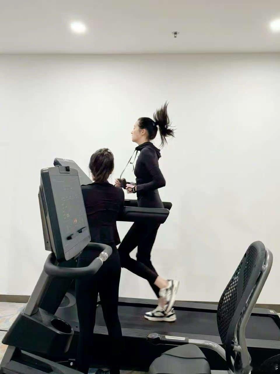 关晓彤跑起来关晓彤的养生方式是跑步关晓彤的养生方式是跑步，跑起来，[笑而不语][