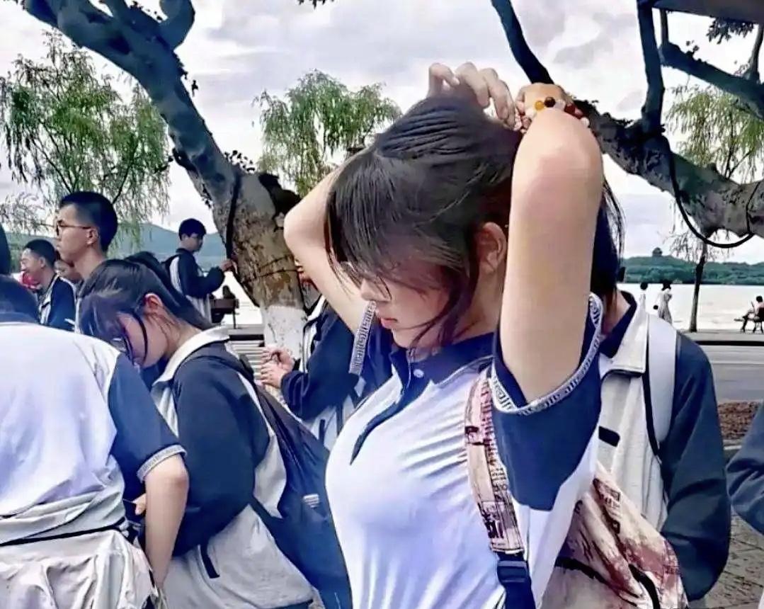 现在高中校服比过去好看不少校服