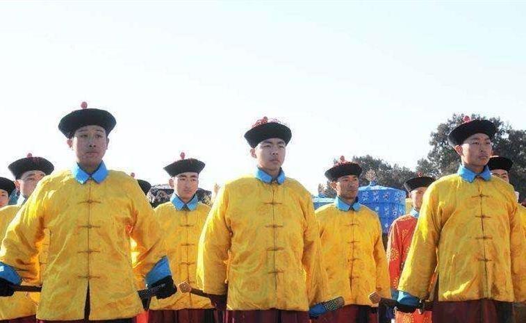 晚清宫廷侍卫真实生活大揭秘，上岗前需浇尿，伙食标准竟与皇帝无差别，原来如此！
1