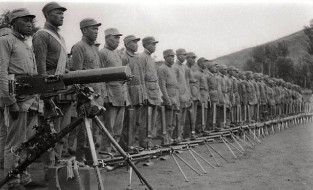 1940年，刘昌义被日军包围，几千人被打到只剩几百人，他一咬牙，率部向日军投降。