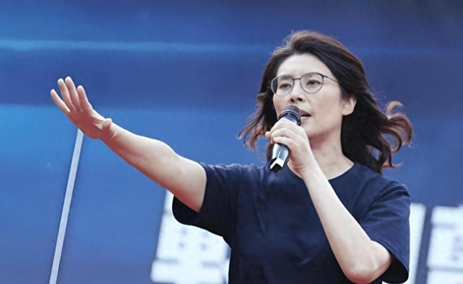 郑丽文这次现身南京，看似是一次简单的行程，实则在台海两岸投下了一枚威力巨大的“深