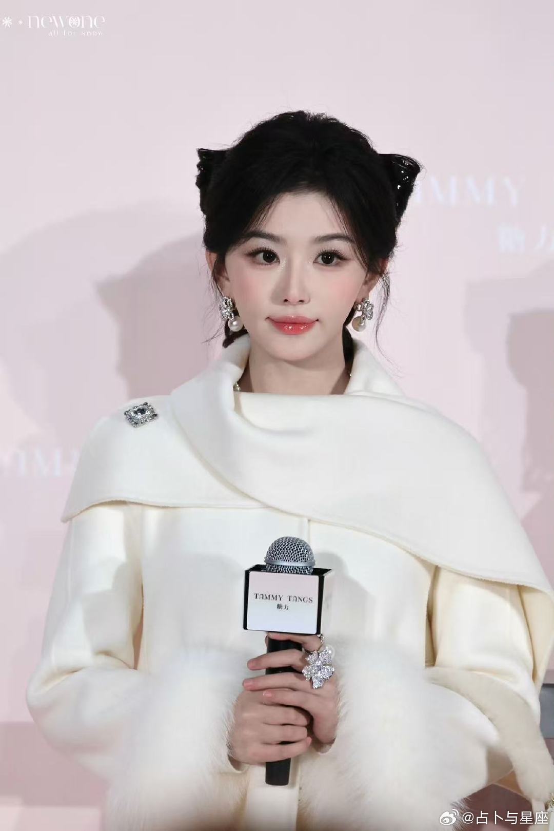孔雪儿白色大衣孔雪儿草莓牛奶妆 孔雪儿草莓牛奶妆 