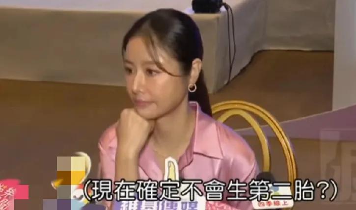 林心如在采访中被记者问道现在只有小海豚一个女儿未来还会生二胎吗？林心如反问记者你