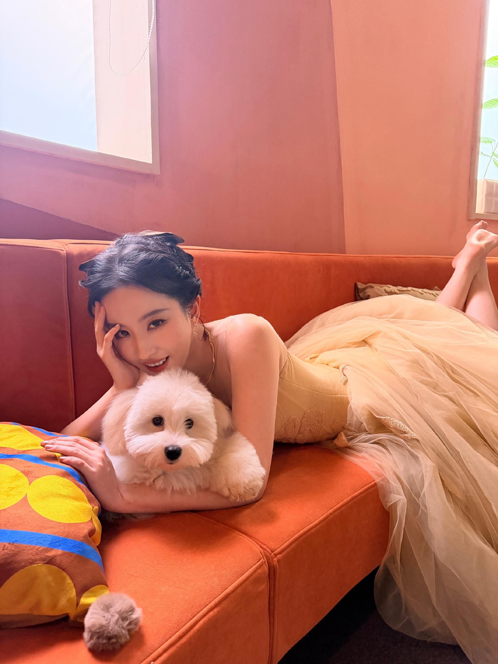 怎么可以抱着其他的小狗。姐姐我才是你的小狗