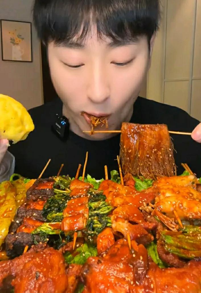 美食满桌香，大口大嚼乐无穷。#吃货最关注什么# #美食分享乐趣# #吃喝记# #