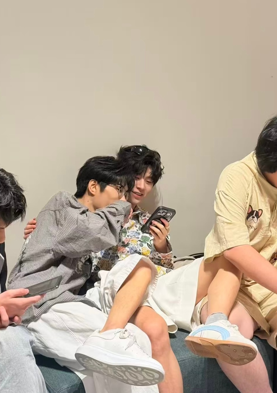 无畏你干啥呢 就这样搂着别人 放开他让我来 我季度了 